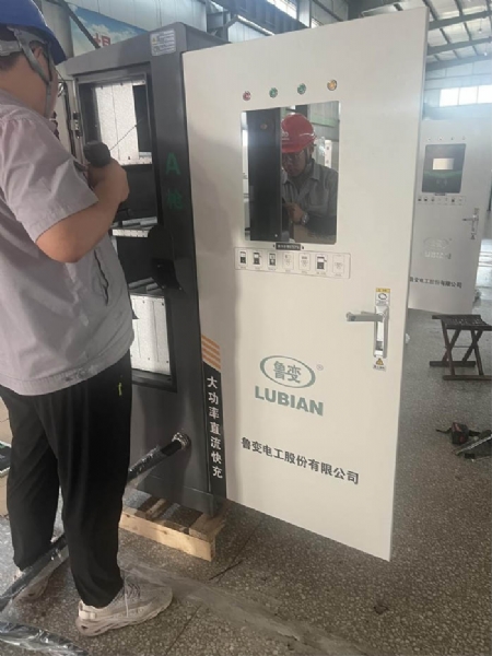 充电桩:为绿色出行“加油”1